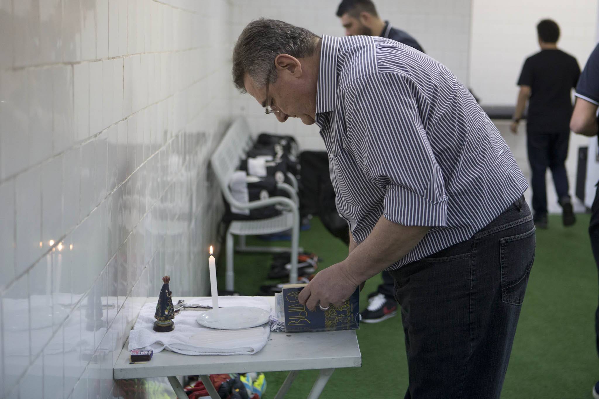Gobbi faz oração no Morumbi antes do clássico entre Corinthians e São Paulo. Foto: Daniel Augusto Jr./Agência Corinthians