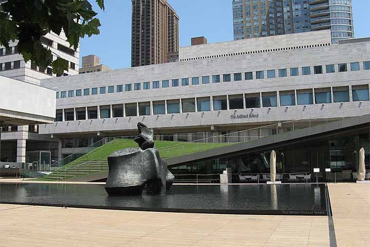 Sediada no Lincoln Center, na cidade de Nova York, a Juilliard School é uma instituição de ensino superior de Música, Dança e Dramaturgia. 
 Reprodução: Flipar