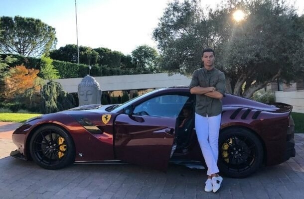 A Purosangue não é a única Ferrari na vida do astro. Ele também já contou com uma F12 TDF vinho, de cerca de 2,1 milhões de reais. Foto: Instagram/CR7 Reprodução: Jogada10