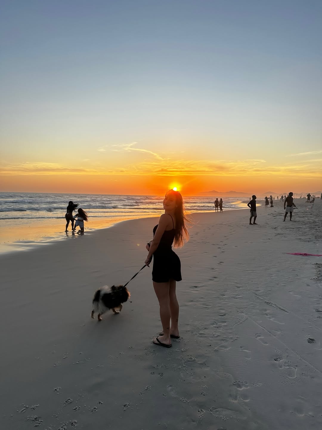 Bruna Griphao passeando com cachorro. Foto: Reprodução/ Instagram @brunagriphao