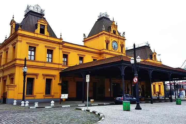 Estação do Valongo - Local em que fica o ponto de embarque e desembarque da Linha Turística do Bonde, com bondes temáticos, é sede da primeira estação de trem do estado de São Paulo. Inaugurado em 1867 pela antiga São Paulo Railway, o prédio foi construído por iniciativa do Barão de Mauá.
 Reprodução: Flipar