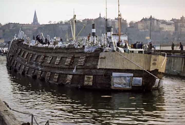 Diante das rajadas de ventos, o navio adernou para um dos lados e afundou após um volume de água entrar na embarcação pelas canhoneiras. 
 Reprodução: Flipar