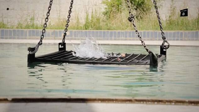 Estado Islâmico afoga espiões dentro de gaiola em piscina (jun/2015). Foto: Reprodução/Estado Islâmico