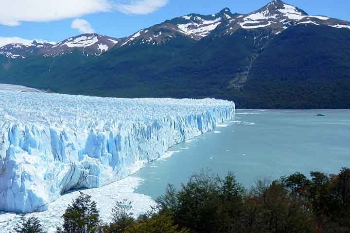 Com 250 km² de extensão, 30 km de comprimento e 74 metros de altura acima da superfície do Lago Argentino, Perito Moreno é uma das 48 geleiras alimentadas pelo Campo de Hielo Sur, a terceira maior reserva de água doce do mundo.  Reprodução: Flipar