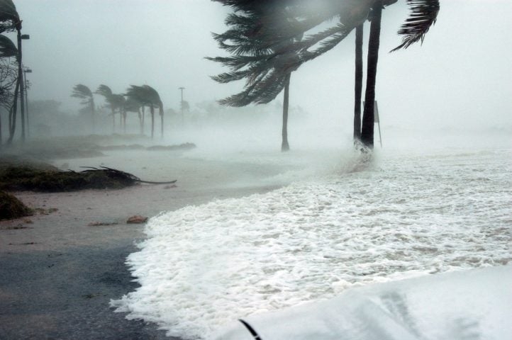 Esse tipo de ciclone ocorre com mais frequência em regiões de transição entre massas de ar frio e quente, como áreas costeiras ou oceânicas, onde os contrastes de temperatura são mais presentes. Reprodução: Flipar