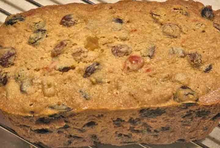 Bolo de frutas secas - São clássicos em diversas culturas. Eles podem incluir uma mistura de passas, figos, tâmaras e outros frutos secos, proporcionando um bolo rico e suculento. Reprodução: Flipar