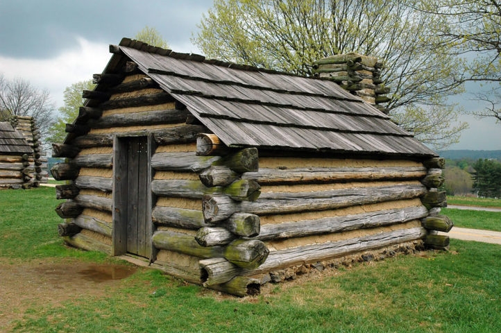 Com o tempo, as técnicas evoluíram, dando origem a métodos mais sofisticados, como o log cabin (cabana de toras - foto) e o timber framing (estrutura de madeira encaixada). Reprodução: Flipar