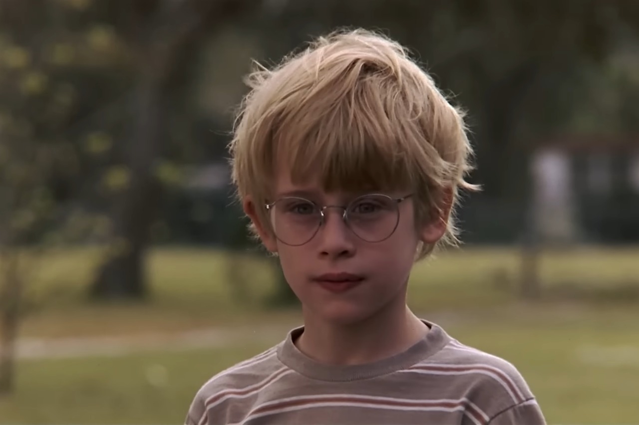 Em 1991, interpretou Thomas J. Sennett no clássico “Meu Primeiro Amor” que conta a história de Vada Sultenfuss, uma menina de 11 anos que perdeu a mãe e vive com o pai, Harry, um agente funerário. Vada é amiga de Thomas J. Sennett, um garoto com alergia a tudo. 
 Reprodução: Flipar