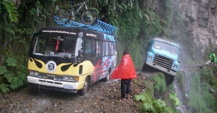 A estrada precária liga a capital La Paz à região de Los Yungas, a nordeste, onde se desce 3.600m em apenas 64 km de extensão. Sua altitude chega a 4.650m acima do nível do mar, tornando o ar rarefeito, o que dificulta ainda mais o percurso. Reprodução: Flipar