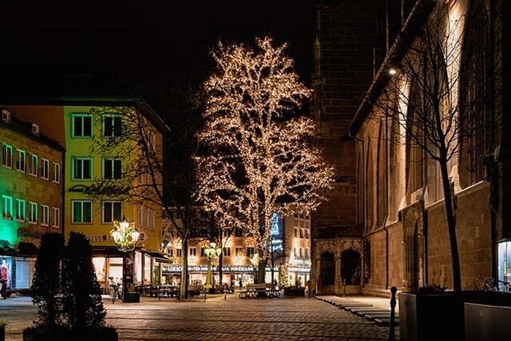 Um dos mais tradicionais da Europa, o mercado de Natal de Nuremberg, na Alemanha, é um local especial para curtir esta época do ano com muita cultura local. Tem lojinhas de artesanato, muita comida e área para shows. Reprodução: Flipar