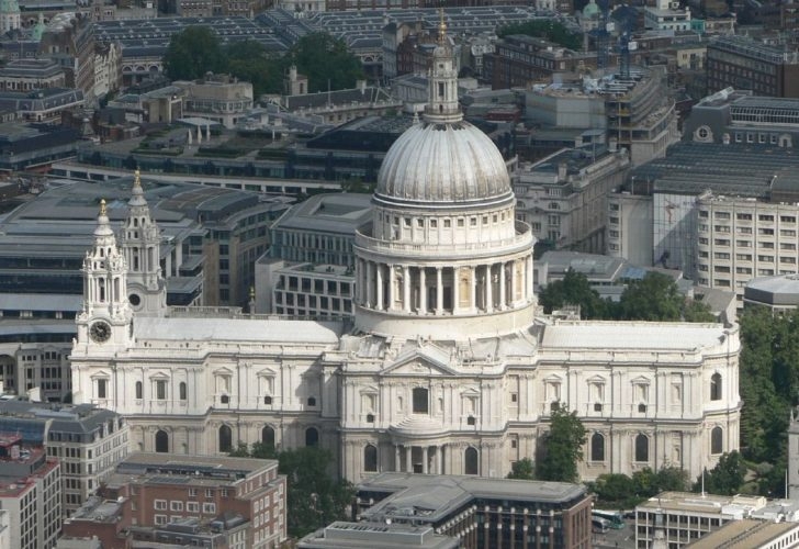 A pedra de Portland foi utilizada em muitos edifícios icônicos, incluindo a Catedral de São Paulo (foto) e o Palácio de Buckingham, ambos em Londres.