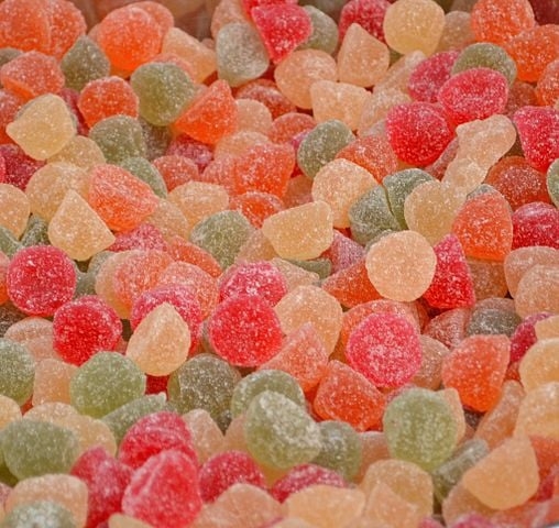 Jujuba -  Doce gelatinoso, comum em festas infantis, de cores diversas, revestido por açúcar. 