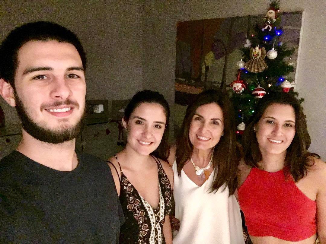 Fátima Bernardes com os filhos trigêmeos Laura, Beatriz e Vinícius. Foto: Reprodução/Instagram/@fatimabernardes