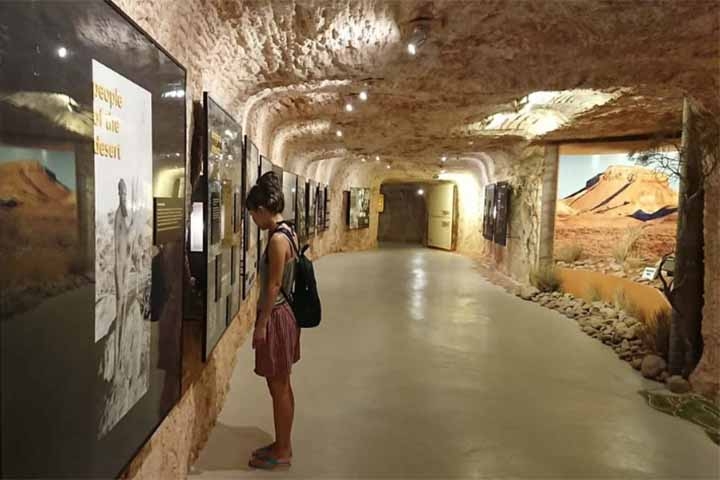 Atualmente, Coober Pedy tem sua renda baseada não só na mineração de opala como, especialmente, no turismo. 
 Reprodução: Flipar