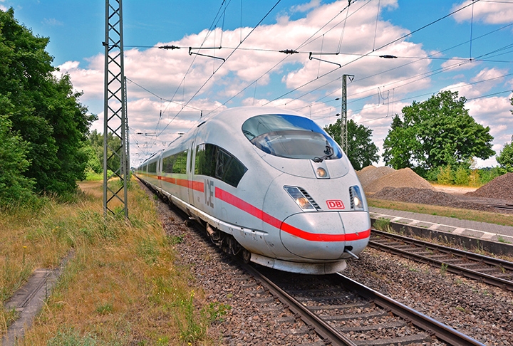 Normalmente, esses trens operam a uma velocidade de 300 km/h, mas em casos de atrasos, eles podem acelerar mais 30 km/h. Em testes, eles até chegaram ao incrível limite de 368 km/h!
