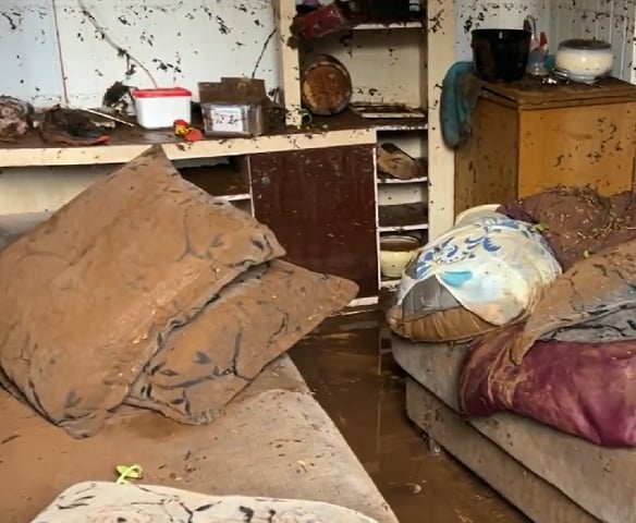 Na cidade de Passo Fundo, um homem perdeu a vida após sofrer uma descarga elétrica durante a tempestade. Ele estava dentro de casa no momento do incidente.