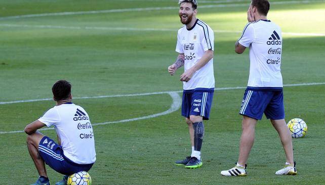 A nova tatuagem foi exibida durante o treino da seleção argentina em Belo Horizonte. Foto: Reprodução/Twitter