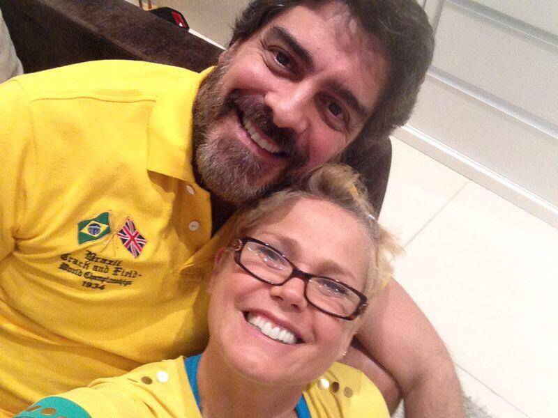 A apresentadora assistiu o jogo do Brasil ao lado do namorado. Foto: Reprodução/Facebook