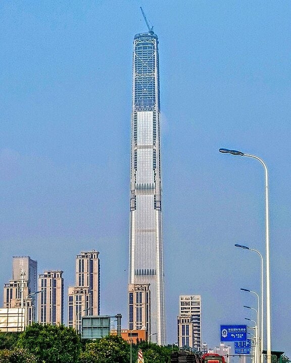 1) Goldin Finance 117 Tower, China (598 m): Um dos arranha-céus abandonados mais altos do mundo teve sua construção iniciada em 2008, mas sofreu os impactos da crise financeira global da década de 2010. Reprodução: Flipar