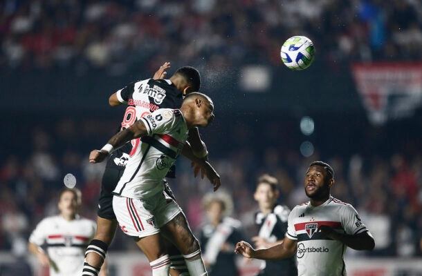 Em 15 partidas como visitante, o time fez apenas 11 pontos, com duas vitórias, cinco empates e oito derrotas - aproveitamento de apenas 24,4% dos pontos. - Foto: Daniel Ramalho/Vasco