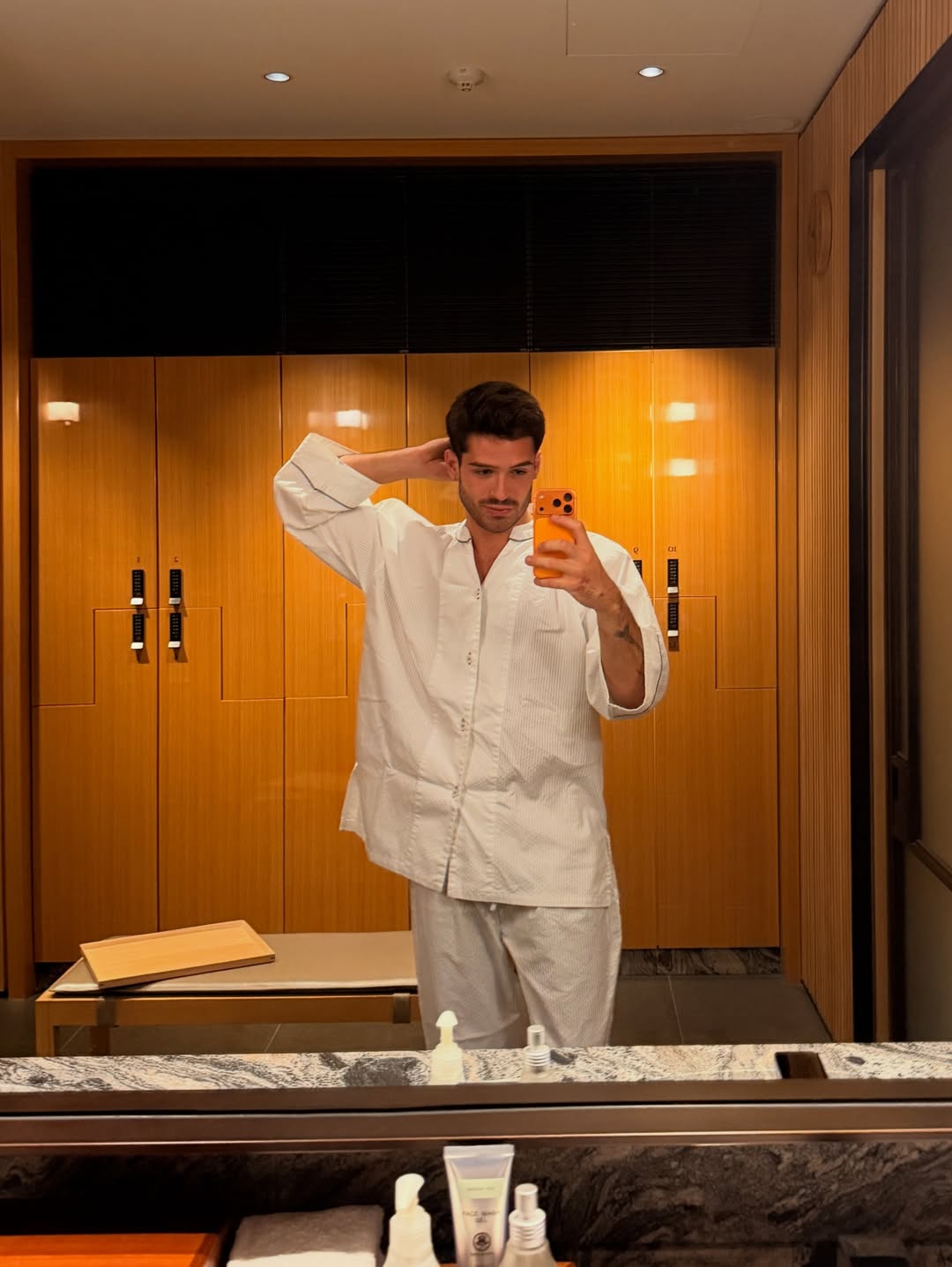 João Guilherme posa sem camisa no Japão e usa cueca do Pikachu. Foto: Instagram