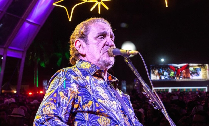 O cantor também passou a explorar novos caminhos, como no show “Zépultura”, realizado no Rock in Rio de 2013, em parceria com a banda Sepultura. 
 Reprodução: Flipar