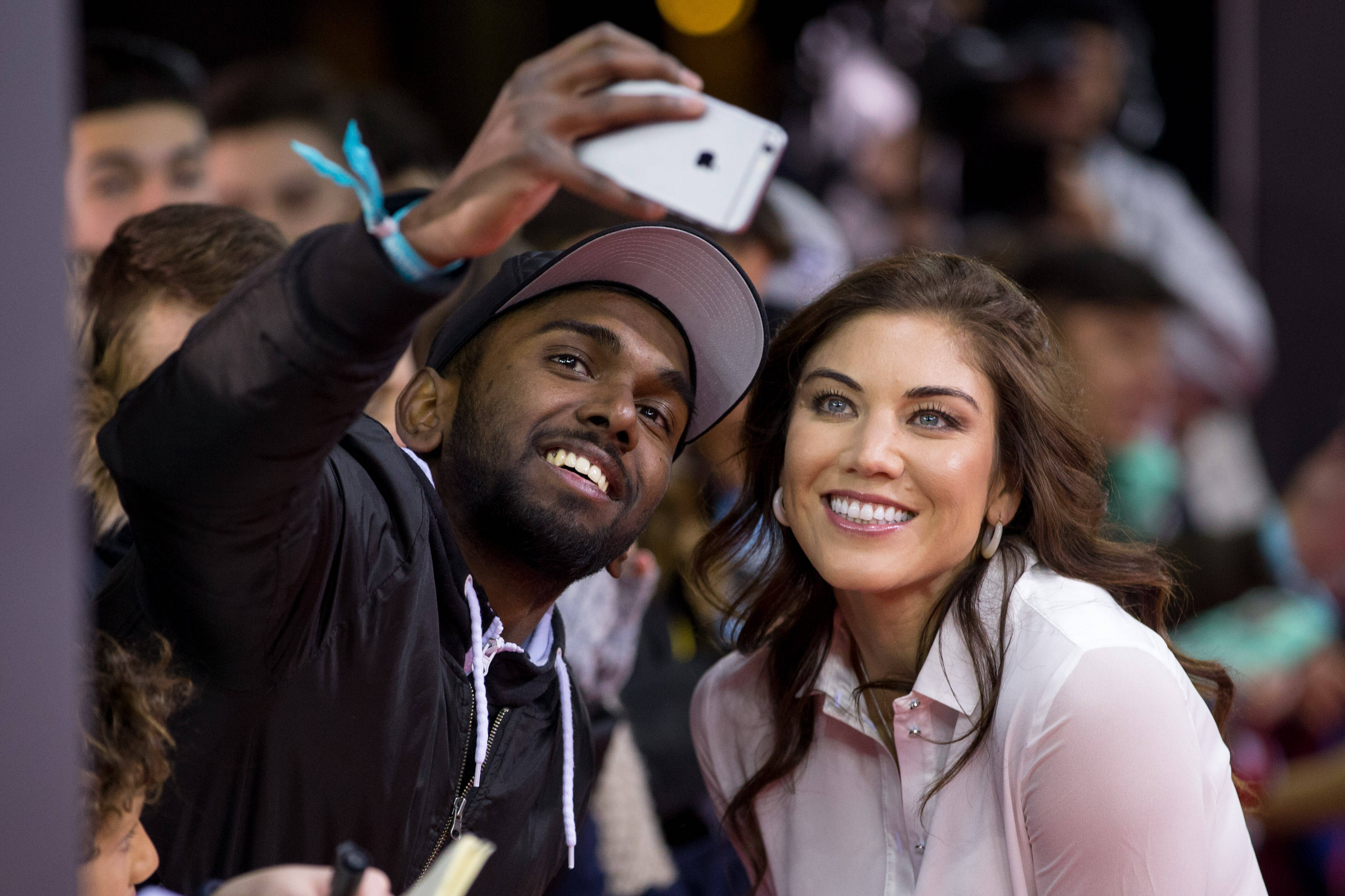 A goleira americana Hope Solo atende fã ao chegar à Bola de Ouro 2015. Foto: Philipp Schmidli/Getty Images