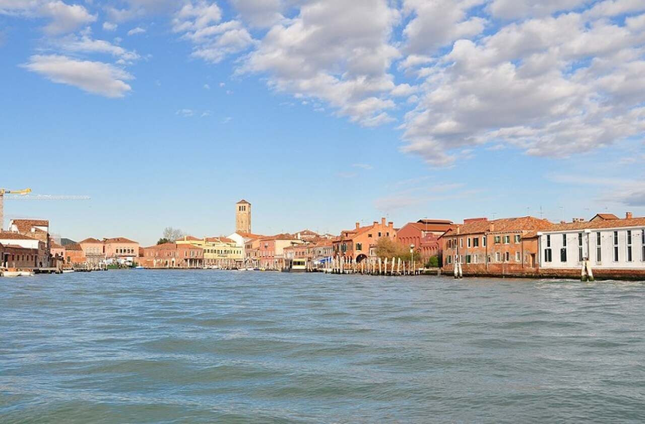 Murano (século XIII): Famosa por sua produção de vidro soprado, esta ilha próxima a Veneza abriga o Museu do Vidro e várias oficinas onde é possível observar artesãos trabalhando Reprodução: Flipar