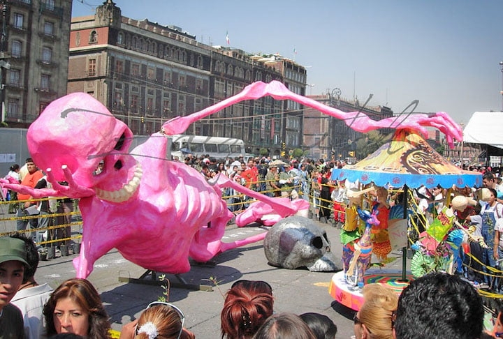 Como se fosse um carnaval, as pessoas produzem alegorias e adereços para desfiles pelas vias principais. 