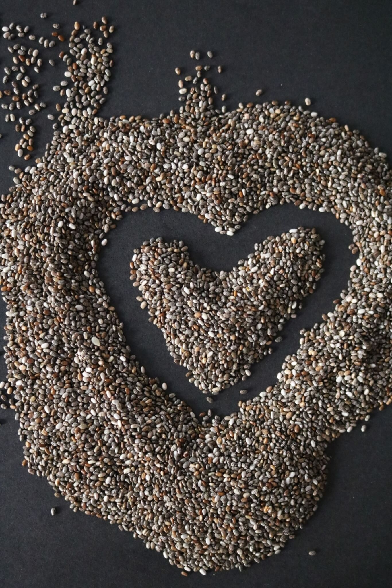 3. Chia  As sementes de chia são pequenas, mas potentes em termos de valor nutricional. Elas contêm uma quantidade significativa de ômega 3, além de fibras, proteínas e antioxidantes. Reprodução: EdiCase