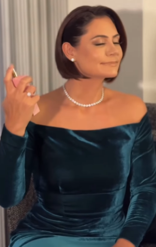 Michelle Bolsonaro passa perfume Reprodução Instagram - 20.1.2025