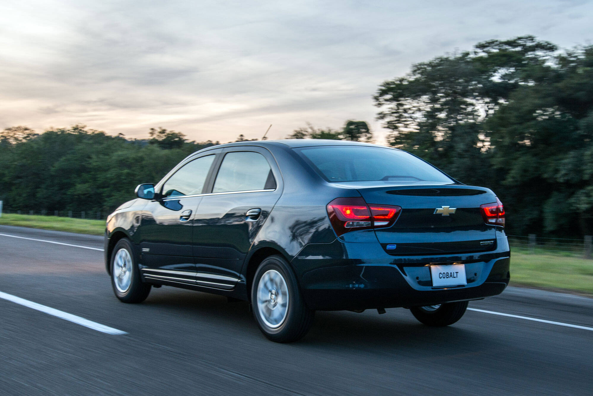 Reestilzado há pouco tempo, o Chevrolet Cobalt passou pela mesma mudança que a Chevrolet Spin: mais leve, motor 1.8 mais econômico e câmbio manual de seis marchas.. Foto: Divulgação/General Motors