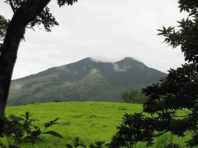A região tem uma vasta área verde, com rios, floresta, fauna selvagem e até um vulcão, o Miravalles (foto)
