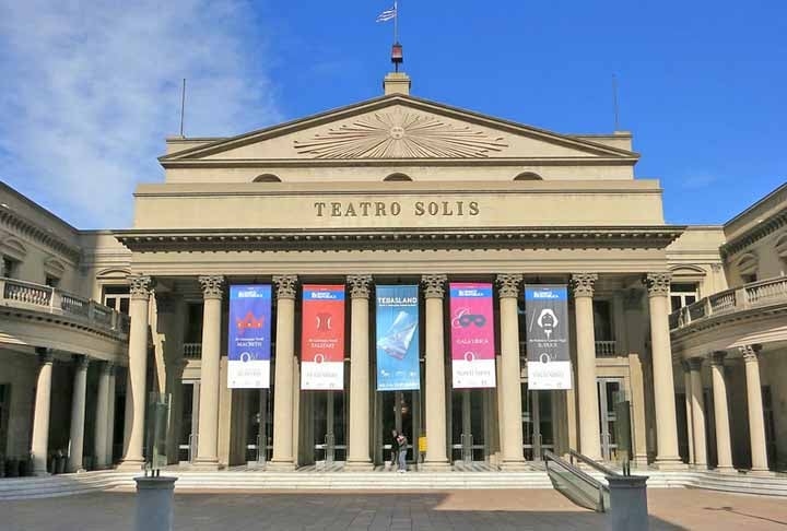 A fachada principal do Solís tem semelhanças com a do Teatro Carlo Felice em Génova. O teatro tem uma forma ligeiramente elíptica, como a do Teatro alla Scala, de Milão, embora o interior do Solís mantenha uma semelhança notável com outro teatro italiana, o Teatro Metastasio de Prato, perto de Florença. Reprodução: Flipar