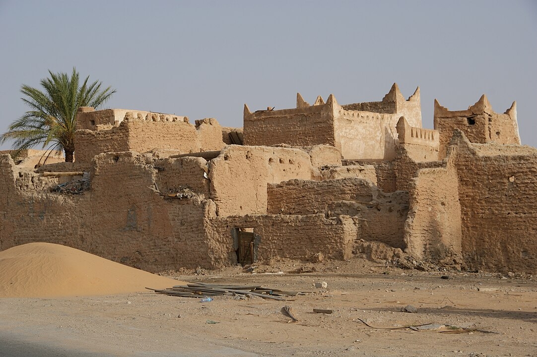 A cidade Ghadamés, dividida em nova e antiga, reserva temperaturas em torno de 55°C. A região antiga tem uma muralha ao redor que possui uma arquitetura resistente ao calor. Reprodução: Flipar