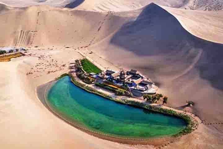 Deserto de Dunhuang, China: Um símbolo da arte budista, essa histórica vila com seu belíssimo oásis encontra-se na província de Gansu. Reprodução: Flipar