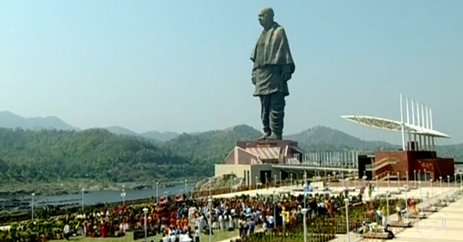 Estátua da Unidade (Índia) - 182m (240m com o pedestal) - Fica na ilha fluvial Sadhu Bet. Uma ponte liga a estátua ao continente. Feita entre 2013 e 2018 em homenagem a Sardar Patel , o primeiro vice-primeiro-ministro e Ministro do Interior da Índia após a independência. O ferro foi doado por mais de 500 mil fazendeiros.  Reprodução: Flipar