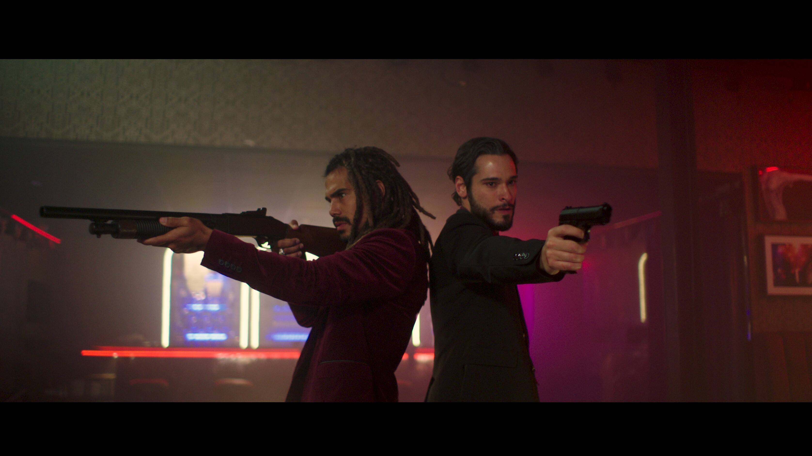 Micael e Bruno Fagundes em ação no filme "Moscow". Foto: Moscow Filme/Divulgação