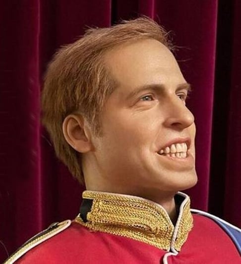 E o Príncipe William está aí. Ou melhor, os dentes dele. Convenhamos que também não ficou bem na fita.  Reprodução: Flipar