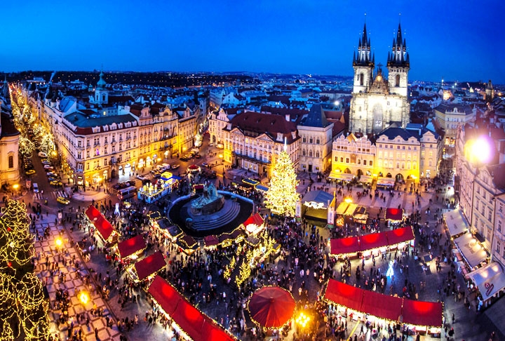 Praça da Cidade Velha - Praga - República Tcheca. A praça é um ponto central e histórico da capital tcheca. Destaca-se pelo Relógio Astronômico (Orloj), que encanta os visitantes com seu espetáculo mecânico de figuras históricas a cada hora. Além de ser um importante centro cultural e histórico, a praça frequentemente sedia eventos e celebrações. Reprodução: Flipar