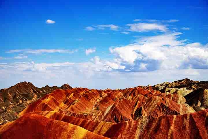 Mais especificamente, a aparência das montanhas é o produto de depósitos de arenito e outros minerais, comprimidos e elevados pela mesma atividade das placas tectônicas que formaram os Himalaias.  Reprodução: Flipar