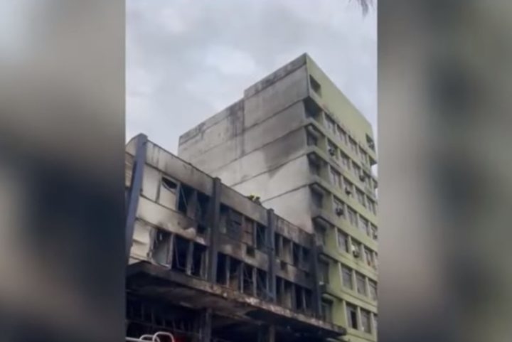 De acordo com testemunhas, uma pessoa se atirou do terceiro do andar do prédio para tentar escapar das chamas. Reprodução: Flipar