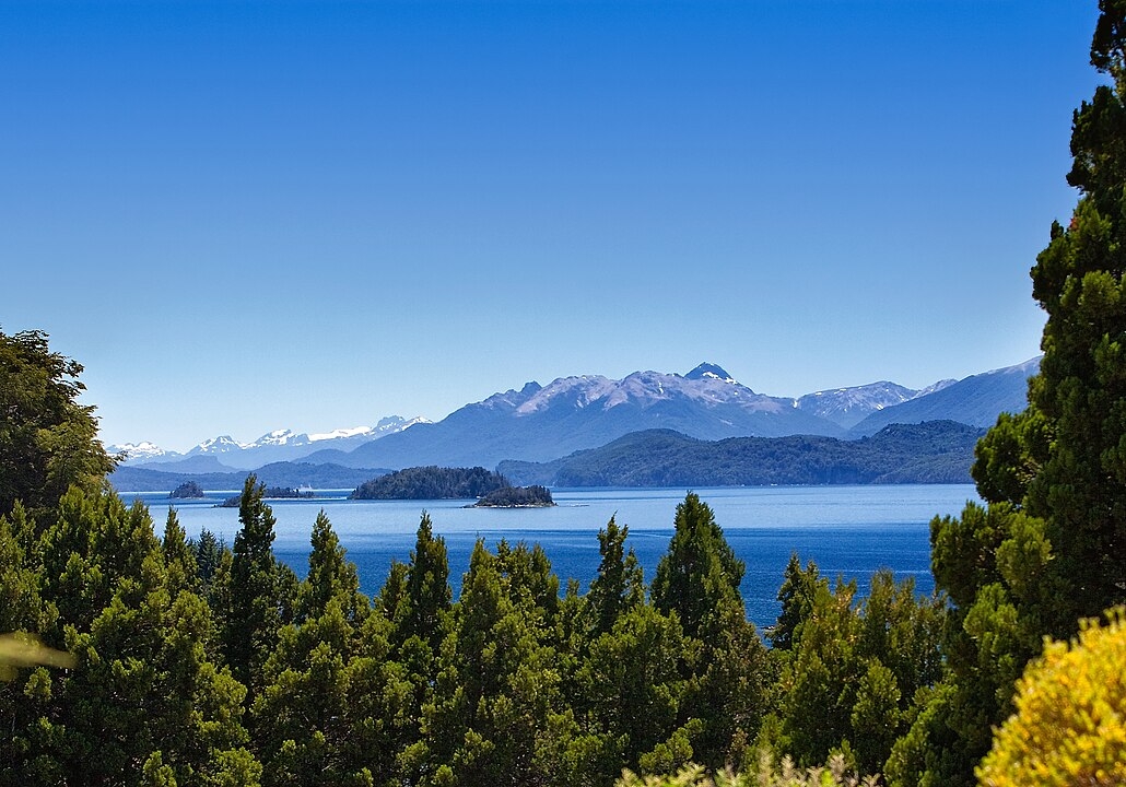 Situado na Patagônia argentina, o Lago Nahuel Huapi possui uma área de cerca de 550 km² e está a aproximadamente 700 metros acima do nível do mar. Reprodução: Flipar