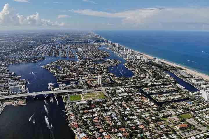 O apelido, uma referência à capital do Vêneto, na Itália, deve-se aos canais de navegação que recortam Fort Lauderdale e somam 265 km de extensão. 

 Reprodução: Flipar