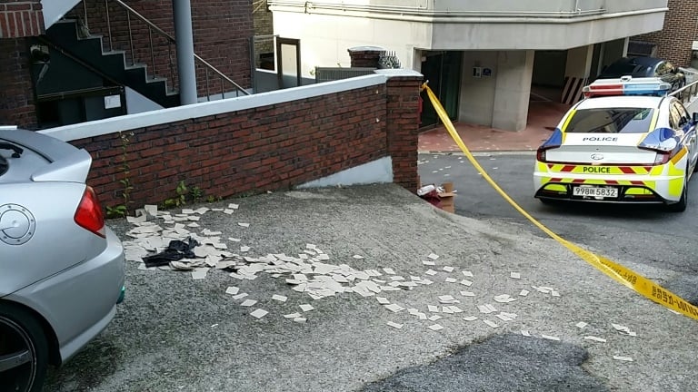 Restos de papéis de um balão com lixo lançado pela Coreia do Norte em uma rua de Seul, em imagem divulgada em 9 de junho de 2024 pelo Ministério da Defesa sul-coreano HANDOUT