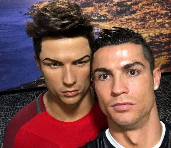 Cristiano Ronaldo, ao lado de uma cópia sua de cera, escreveu: Feliz Natal, mundo. Foto: Reprodução/Instagram