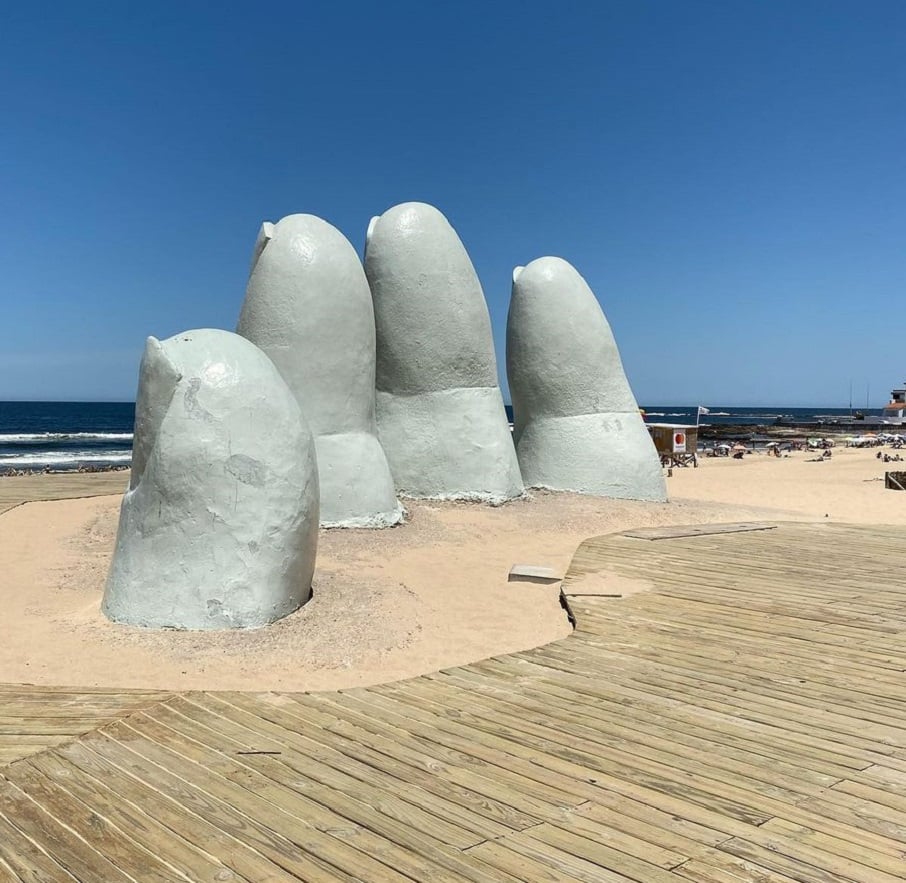 Monumento ao Afogado (La Mano ou Los Dedos), em Punta del Este, no Uruguai.. Foto: Reprodução/Instagram @ylmaz7.1.2007 01.12.2022