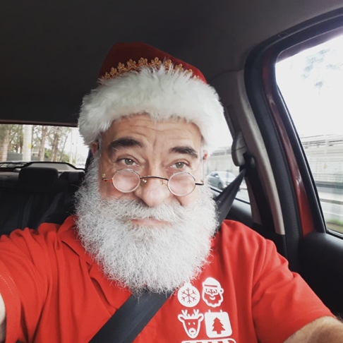 Um dos segredos para que um bom Papai Noel seja convincente é uma barba verdadeira. Por isso, quem quer levar essa profissão a sério, pode deixar a barba crescendo já nos meses anteriores ao Natal.  Reprodução: Flipar