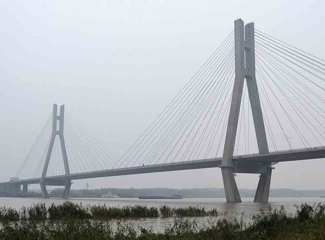 Runyang, China: Concluída em 2005, foi a ponte mais longa do mundo por três anos, e ainda hoje é a segunda ponte estaiada mais longa do mundo, ficando atrás apenas da Ponte Sutong, também na China. Reprodução: Flipar