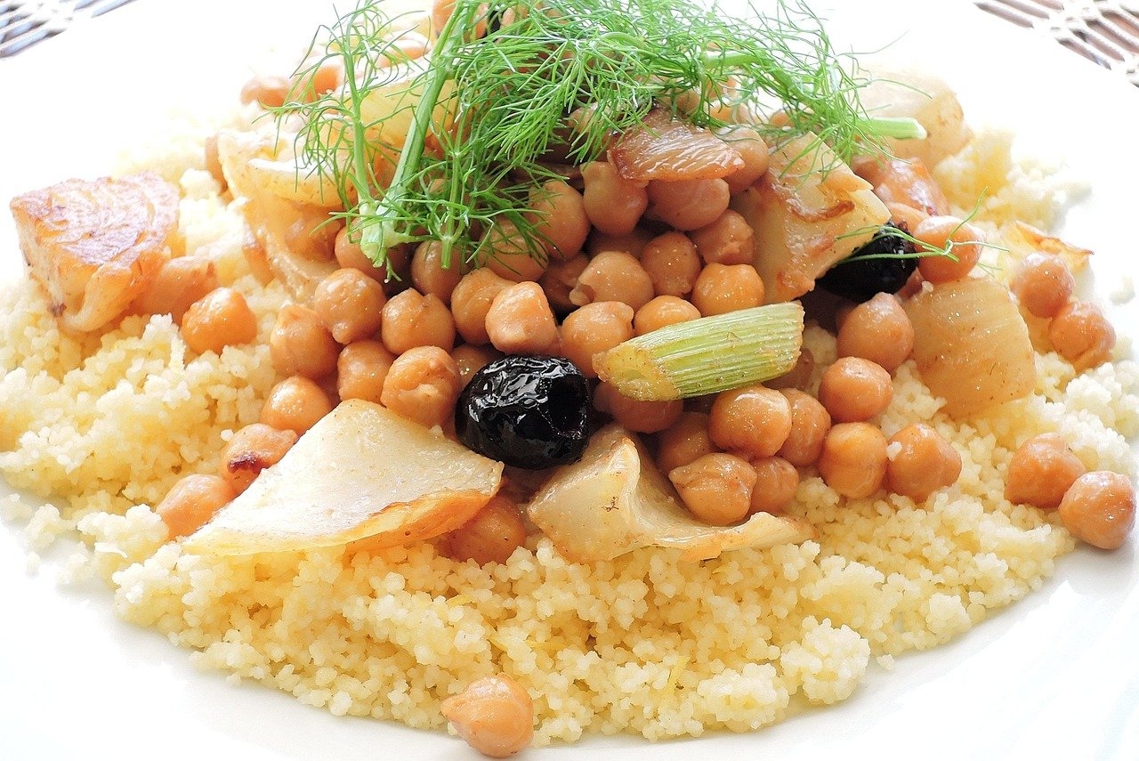 Prato extremamente presente na culinária árabe e mediterrânea, o cuscuz ganha mais sabor e nutrientes com a adição de grão-de-bico. Reprodução: Flipar